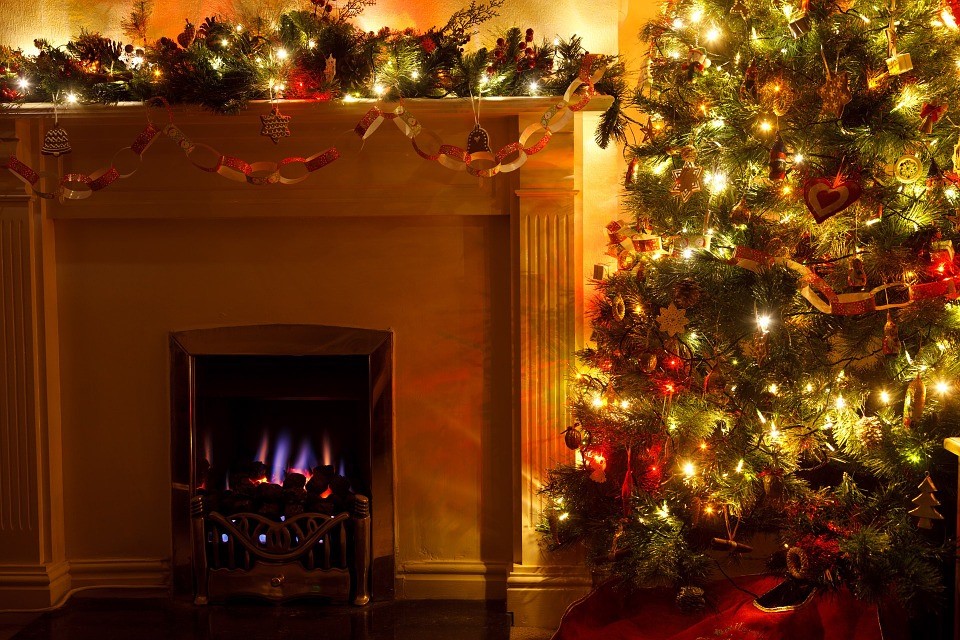 暖炉の廻りをクリスマスツリーとイルミネーション